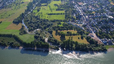 Die Mündung der Ahr in den Rhein. Rechts die Ortschaft Kripp.