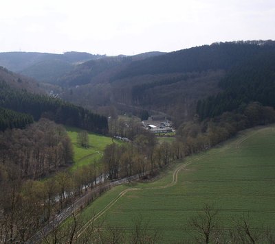 Blick vom Hohenstein nach Süden zum Alhauser Hammer (Bildmitte) an der Ennepe in Ennepetal; Fluss mit Aue im Naturschutzgebiet „Tal der Ennepe“ (NSG EN-028)