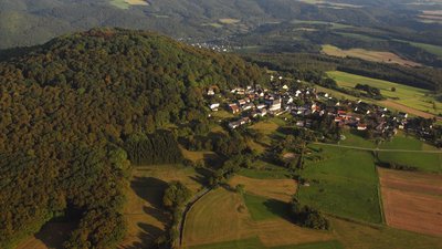 Aremberg mit gleichnamiger Ortschaft (Eifel), Luftaufnahme (2014)