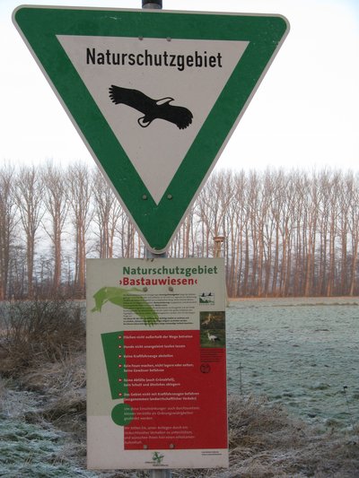 Hinweisschild auf das Naturschutzgebiet Bastauwiesen im Kreis Minden-Lübbecke, Nordrhein-Westfalen.
