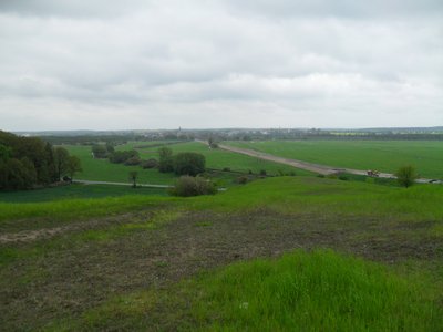 Blick vom Bornberg im Ostteil des Naturschutzgebiets „Stauchmoräne nördlich Remplin“ in Mecklenburg-Vorpommern. Im Hintergrund ist Malchin zu erkennen.