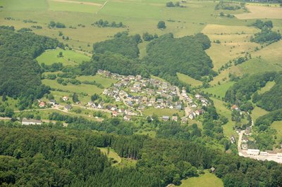 Fotoflug Sauerland-Ost: Wohnsiedlung nördlich vom Bahnhof Messinghausen; oben rechts im Bild Teile des Naturschutzgebietes Egge (HSK-204). The production, editing or release of this file was...