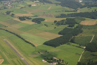 Fotoflug Sauerland-Ost - Flugplatz Brilon-Thülen, Bildmitte NSG Schwarzes Haupt, oben Rösenbeck