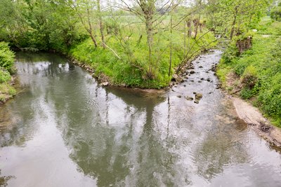 Naturschutzgebiet Mittellauf der Bega, Lemgo, Kreis Lippe; Zusammenfluss der Bega (links) mit dem Oetternbach, der hier aus dem NSG Hardisser Moor kommt