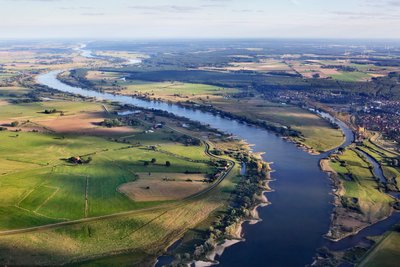 Die Flusslandschaft Elbe aus der Vogelperspektive