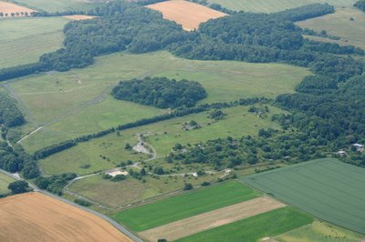 Fotoflug Sauerland-Nord. Naturschutzgebiet Standortübungplatz bei Büecke, ehemalige Patriot-Stellung, Landesstraße 670, Blickrichtung Süd.