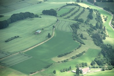 Fotoflug Sauerland-Ost, Glockenrücken südwestlich von Udorf; NSG Udorfer Mühle; unten: Im Pansgrund bei Udorfer Mühle The production, editing or release of this file was supported by the Community-...