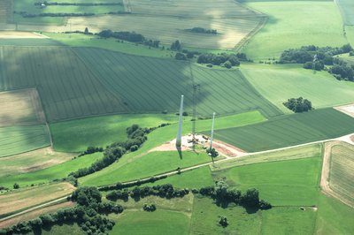 Fotoflug Sauerland-Ost, Felder und Windkraftanlagen (im Bau) am Prierberg südwestlich von Kohlgrund; Blickrichtung Süden, Oberste Bilddrittel bereits Stadtgebiet Marsberg mit Naturschutzgebiet...