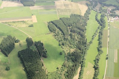 Fotoflug Sauerland-Ost, Gelängetal südlich von Medebach, NSG Gelängebachtal und Gelängeberg, oben rechts Obermühle und Mittelmühle The production, editing or release of this file was supported by...