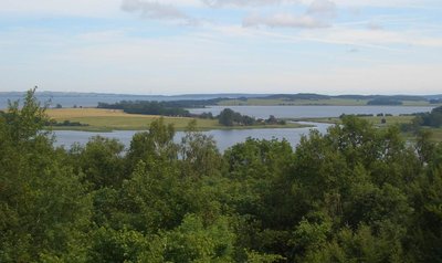 Naturschutzgebiet Tetzitzer See mit Halbinsel Liddow und Banzelvitzer Berge. Zu erkennen sind: links die Halbinsel Liddow, im zentralen Teil der Tetzitzer See mit Verbindung zum Großen Jasmunder...