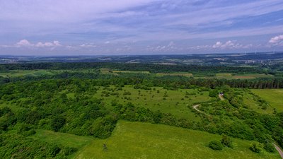 Gesamtüberblick – das Naturschutzgebiet liegt in der Mitte des Bildes links vom Weg bis zum linken Bildrand.