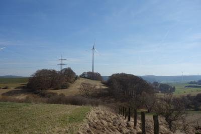 Naturschutzgebiet Hummelgrund; vom Westrand. Grünland in Mitte gehört zum Landschaftsschutzgebiet Freiflächen westlich Udorf. Wald im Hintergrund mit WKA schon Hessen.