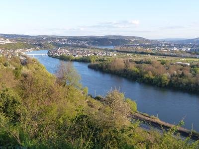 Die Rheininseln Niederwerth (hinten, mit gleichnamigem Ort) und Graswerth (vorne rechts). Blick vom Parkplatz „Auf der Zeg“ der A 48