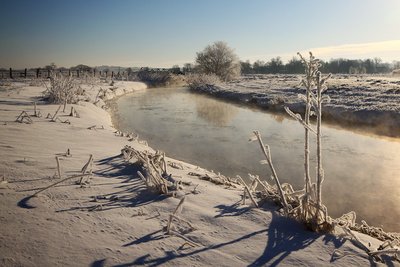 Die Recknitz in Tessin in Winter, Blick in östliche Richtung, Aufnahmestandort nahe der Tessiner Brücke (B 110/Rostocker Straße); abgebildeter Bereich im FFH-Gebiet DE-1941-301 „Recknitz- und...