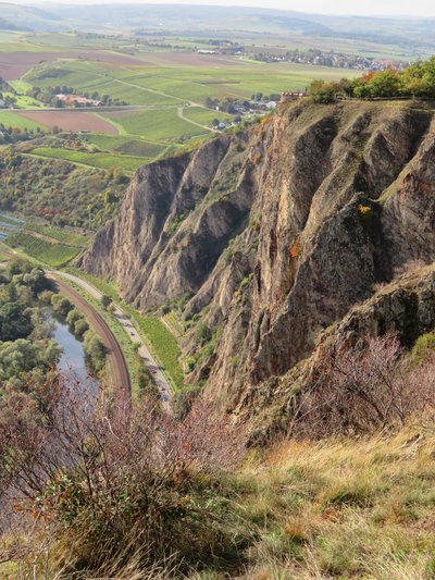 Blick auf den Rotenfels im gleichnamigen Naturschutzgebiet (NSG-7133-091) bei Bad Münster am Stein / Ebernburg.