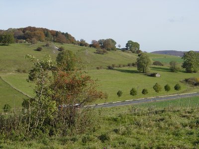 Naturschutzgebiet Schaaken von Süden (obere Bildhälfte); im mittleren Bildbereich das Landschaftsschutzgebiet Keffelke, dann B 7 und vorne Naturschutzgebiet Heimberg.