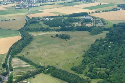 Fotoflug Sauerland-Nord. Ehemaliger Standort der Flugabwehrraketengruppe 21 zwischen Deiringsen und Büecke, Naturschutzgebiet Standortübungsplatz bei Büecke, Bundesstraße 229, oben Deiringsen,...