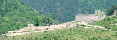 Burgruine Wolfsburg in Neustadt a.d. Weinstraße vom Zigeunerfelsen aus gesehen.
